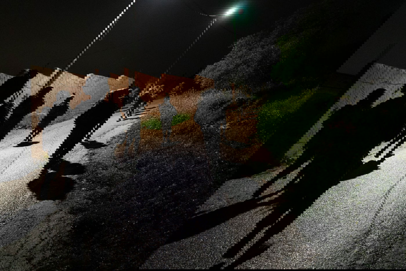 צמיגים בוערים, בקבוקי תבערה ואבנים יודו במהלך מעצר מבוקשים