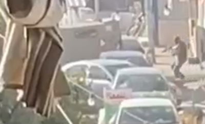 תחת אש: הלוחמים הישראלים רצים לאחר שנחשפו ויוצאים