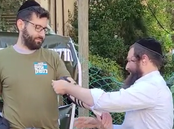 אחים אנחנו: הבני ברקים הניחו תפילין למפגינים | צפו
