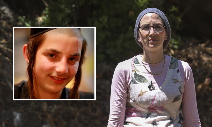 גיטי קליינרמן לצד תמונת בנה