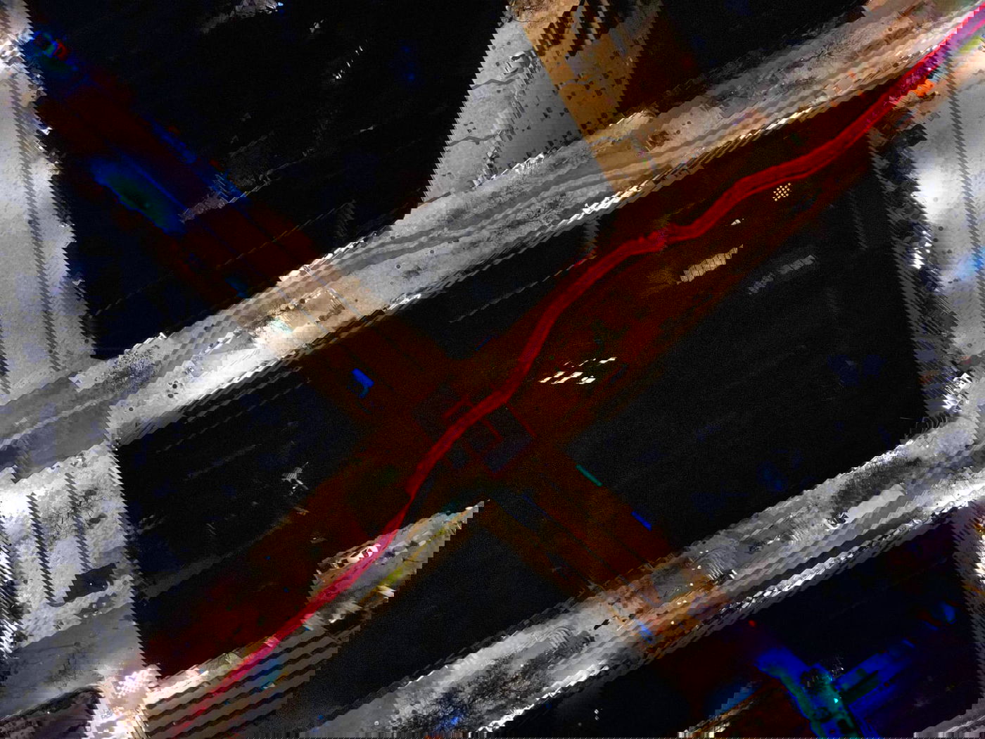 באישון לילה: מתנגדי הרפורמה צבעו את הכביש לבג"צ