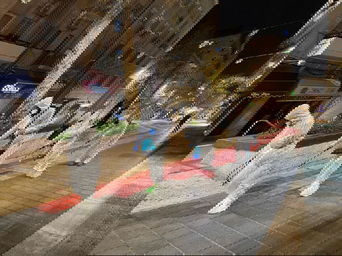 באישון לילה: מתנגדי הרפורמה צבעו את הכביש לבג"צ