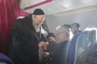 שבר את הרשת: האדמו"ר הניח תפילין ליהודי על המטוס