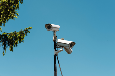 פרשות ויקהל - פקודי: האם מותר לעבור ליד מנורה הנדלקת מחיישן