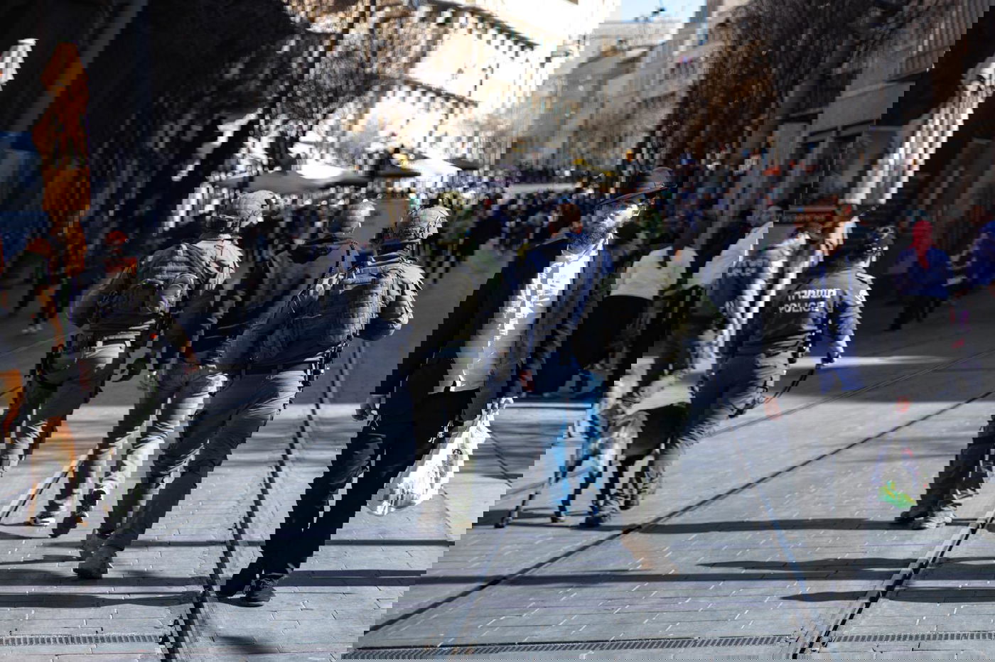 המוני מתפללים בפסח בזמן הרמאדן ומאות אלפי מפגינים;   כך נערכת המשטרה