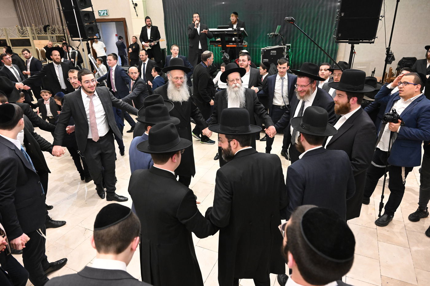 צפו: שמחת חתונת נינת מרן הגר"ח קנייבסקי זצ"ל