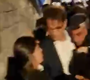 "בושה! בושה!": שוטרים חילצו את ביסמוט מבין המפגינים