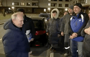 פוטין  הגיע לעיר הכבושה והתקבל בידי 'מעריצים' | תיעוד