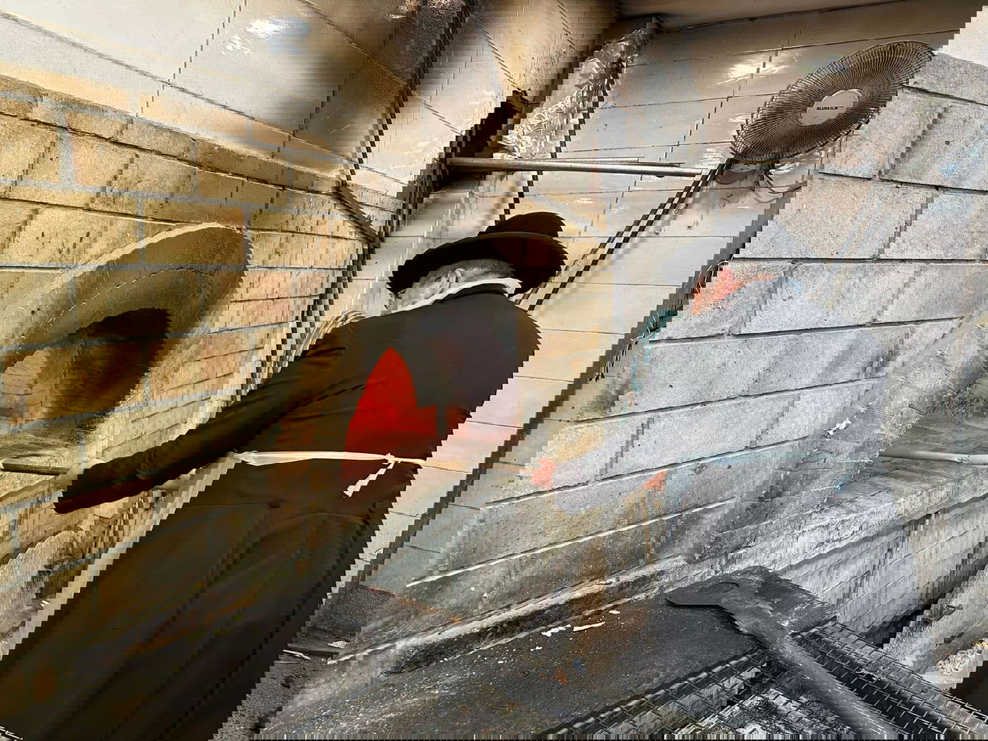 הרב הראשי אפה מצות לפסח במאפייה של קרלין