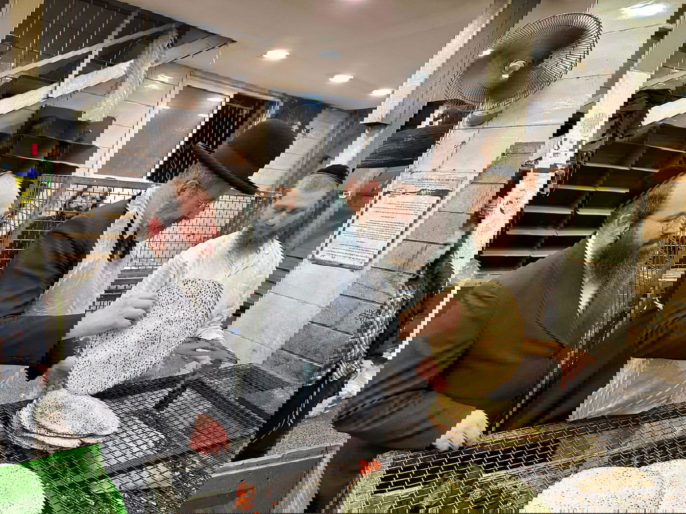 הרב הראשי אפה מצות לפסח במאפייה של קרלין