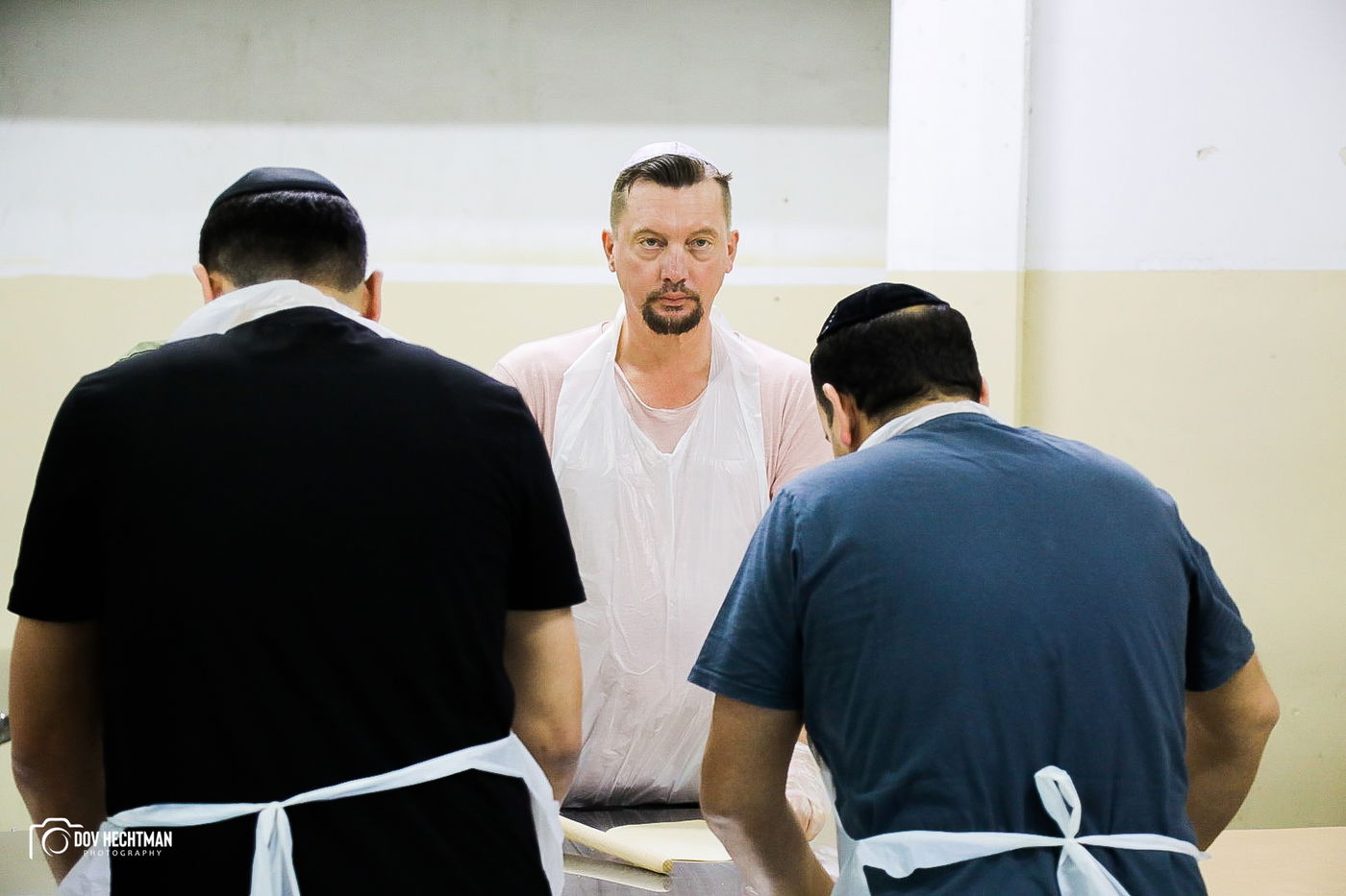 76 תמונות, מאפיה אחת: כך אופים מצות בכפר חב"ד