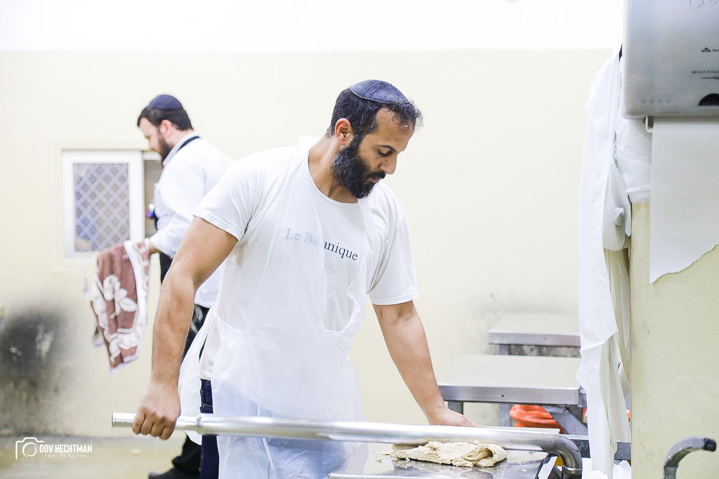 76 תמונות, מאפיה אחת: כך אופים מצות בכפר חב"ד