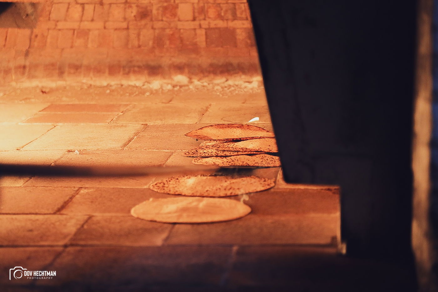 76 תמונות, מאפיה אחת: כך אופים מצות בכפר חב"ד