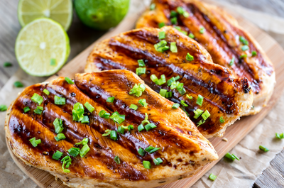 תוך 20 דקות על הצלחת: חזה עוף מוקפץ בנענע ולימון