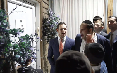 'גראמען' מיוחד להוצאת החתן והכלה מהחדר ייחוד • צפו