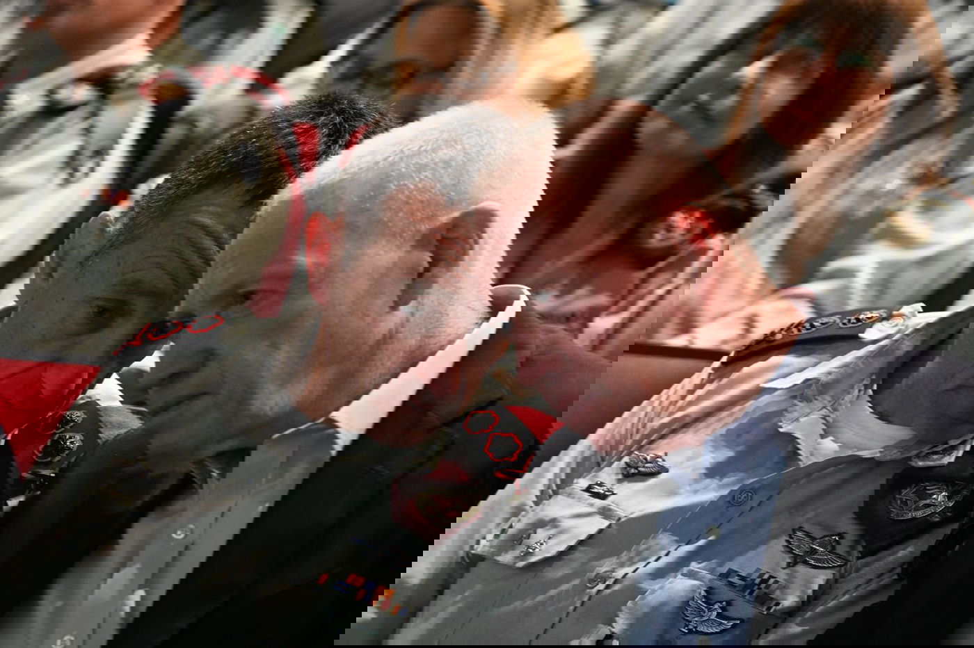 שר הביטחון והרמטכ"ל, הערב