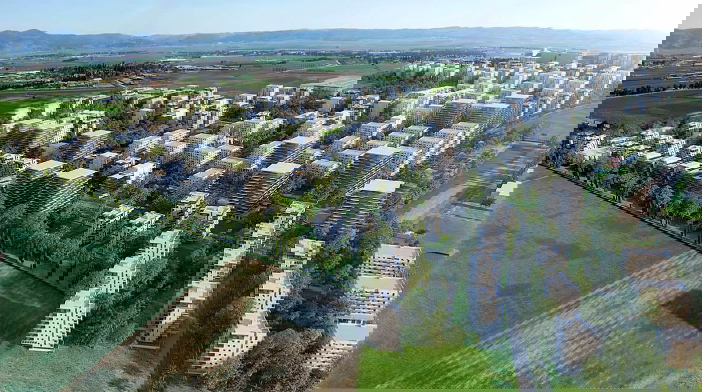 נכון להיום העיר מונה כ-60 אלף תושבים ואמורה להגיע בעתיד ל- 200 אלף תושבים