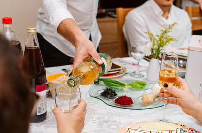 חושבים שאתם מנומסים? המארחים שלכם טוענים אחרת