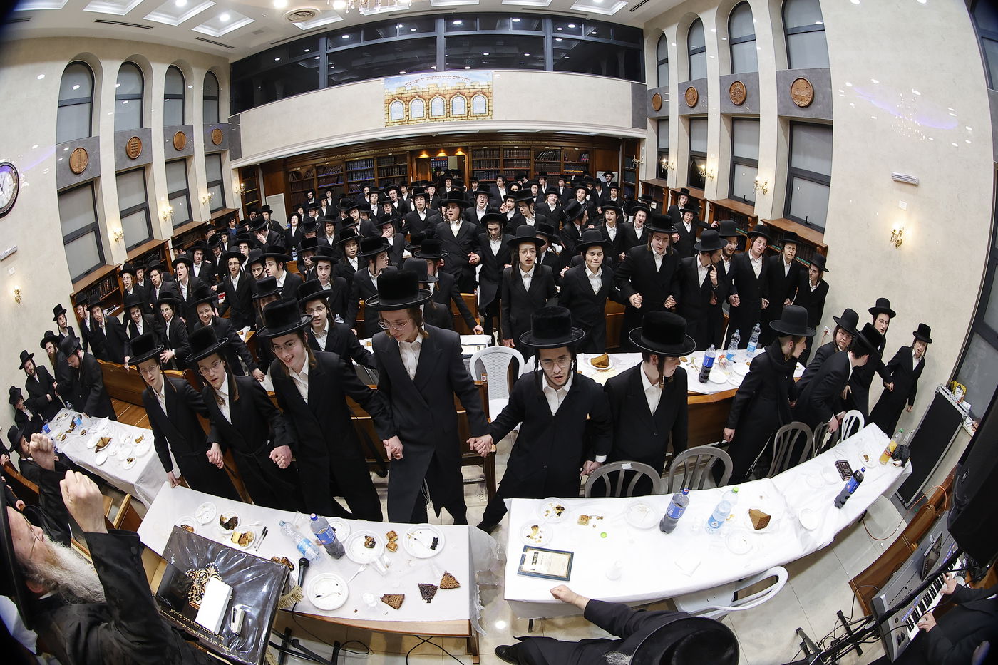 כאלף בחורים נבחנו על שו"ע הרב הלכות פסח | צפו