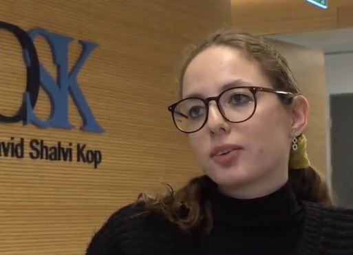 אחת הבחורות מסבירה בריאיון