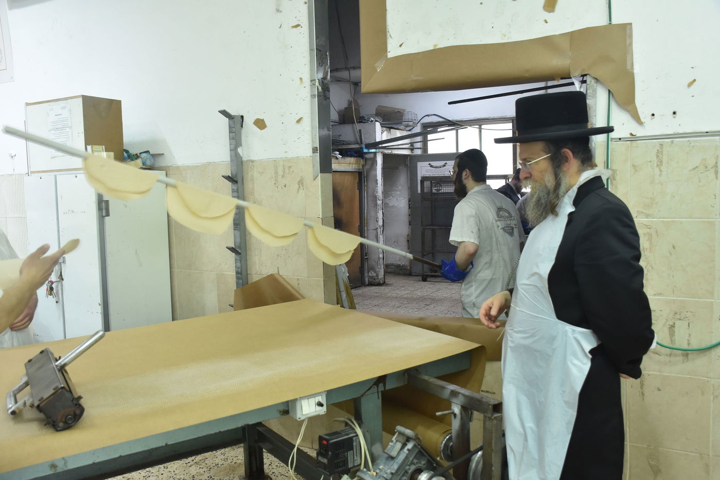 האדמו"ר מטשחויב באפיית מצות בבני ברק | תיעוד