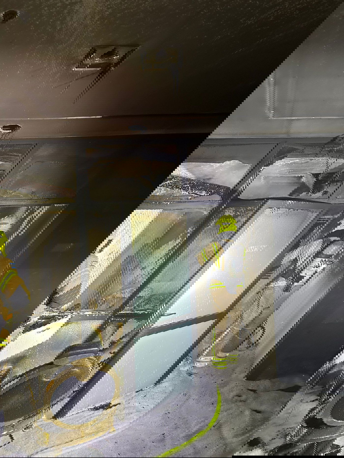 "נבדק חשד להצתה מכוונת": מכון יופי עלה הלילה באש