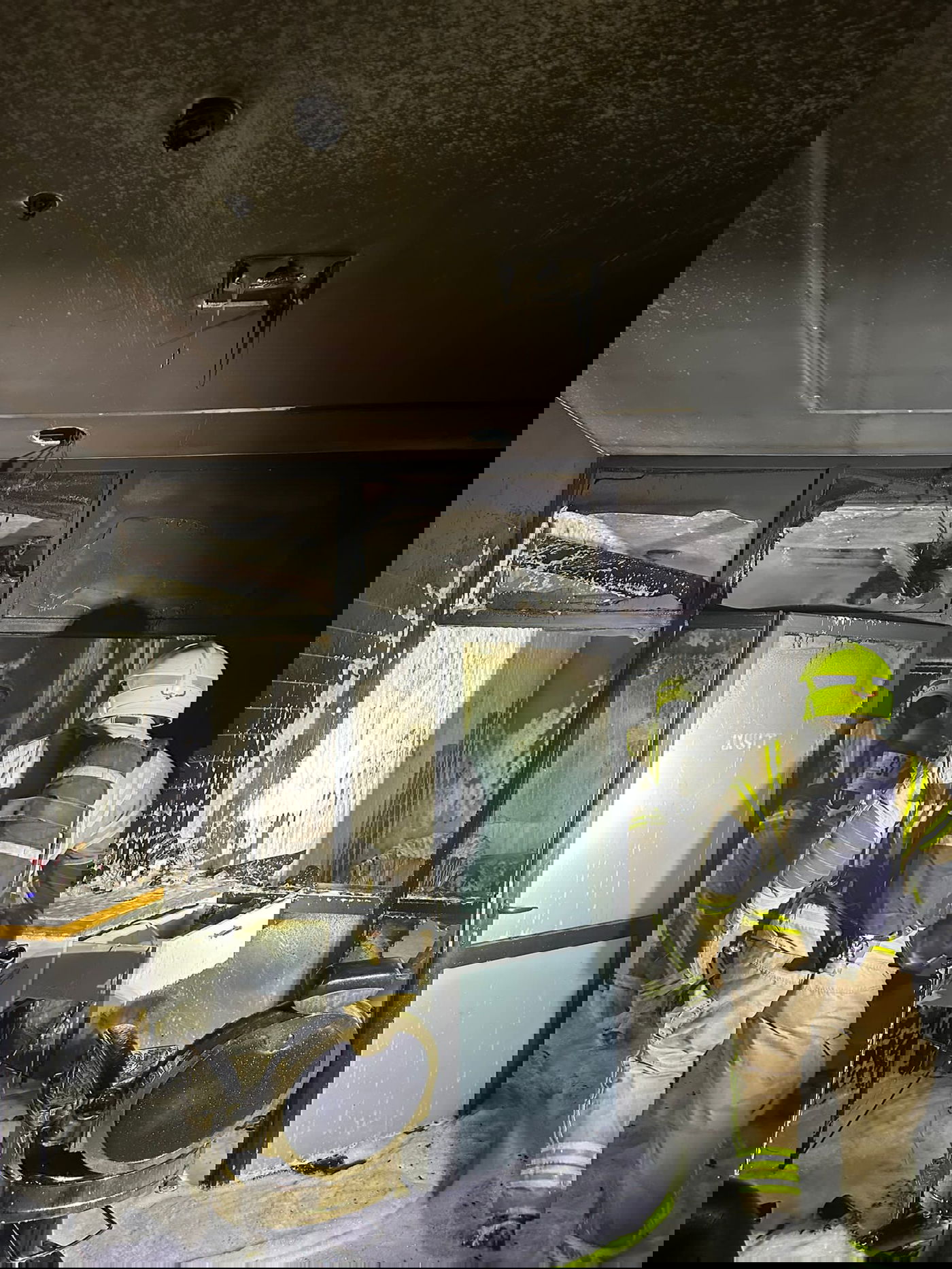 "נבדק חשד להצתה מכוונת": מכון יופי עלה הלילה באש