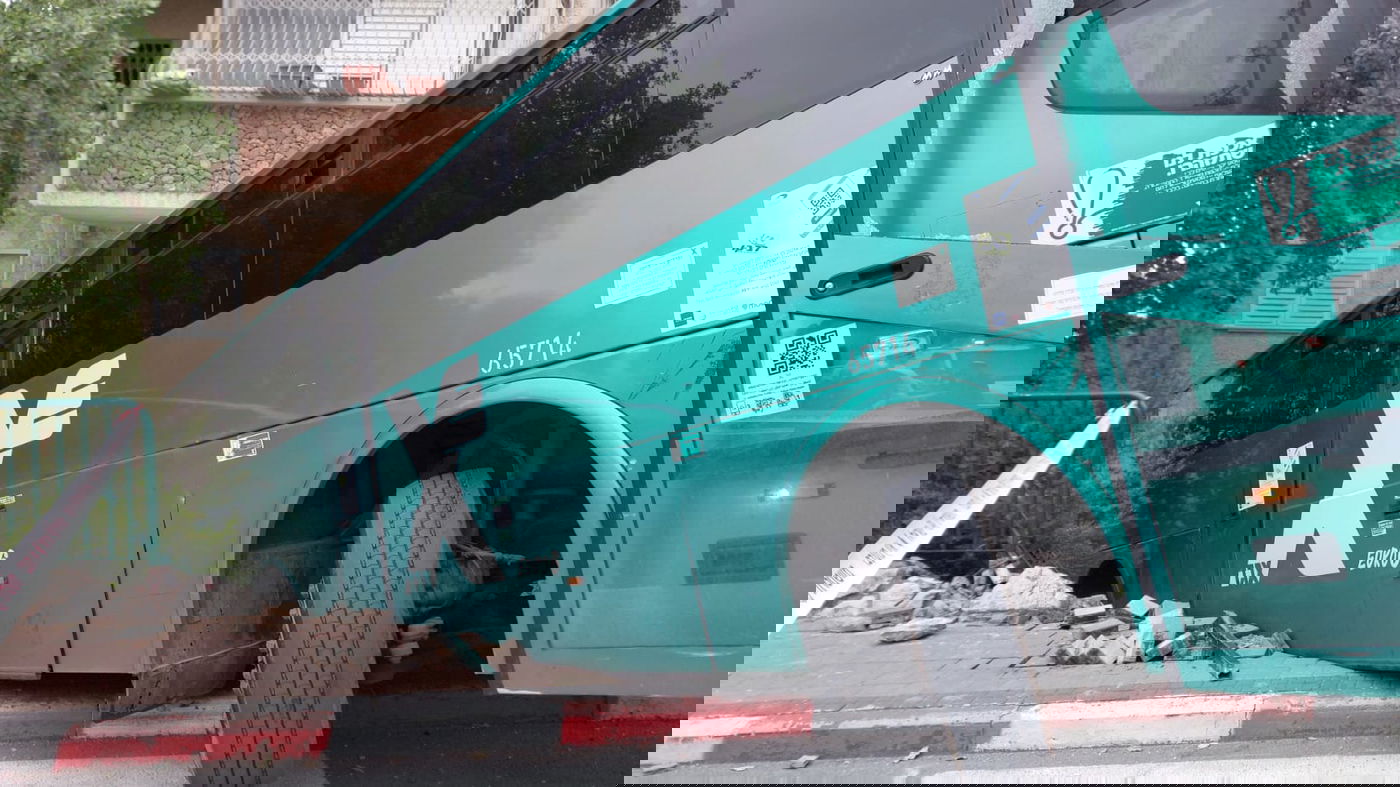 לחץ ביישוב החרדי: אוטובוס איבד שליטה ונכנס במבנה מגורים