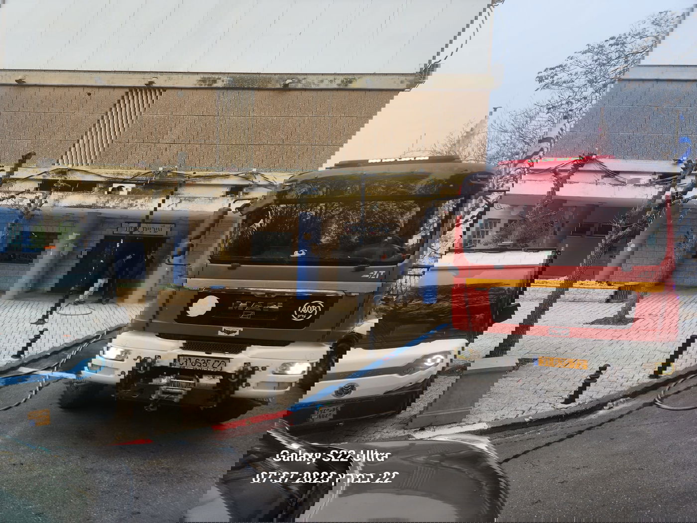 כוחות הכיבוי בזירה