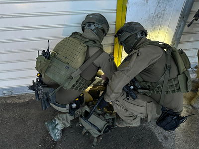 מאות שוטרים עצרו כנופייה שהפעילה משחטות לרכבים גנובים | תיעוד