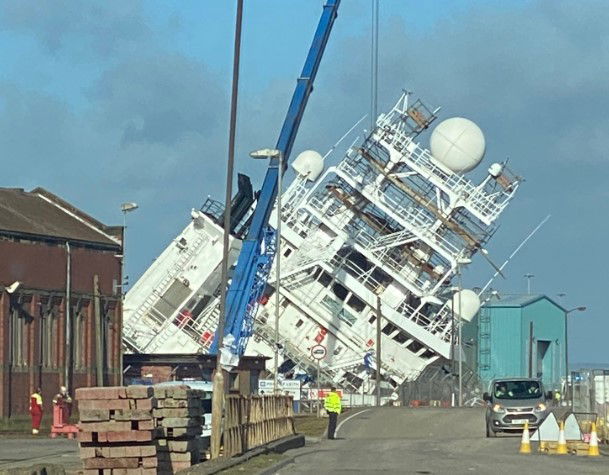 הספינה עומדת על צדה