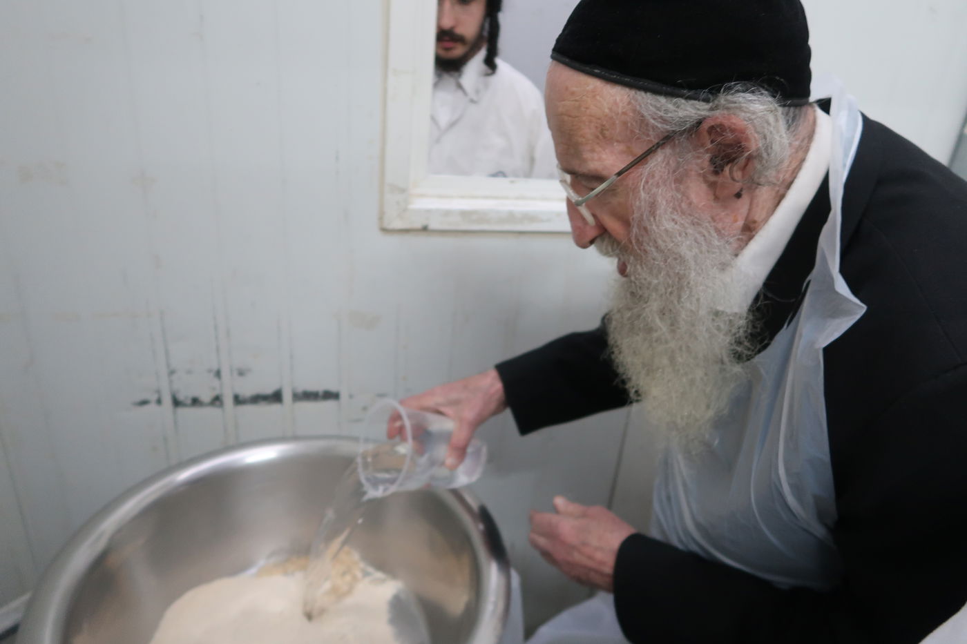 הגאון רבי אליעזר הלוי דינר באפיית מצות חבורה | תיעוד