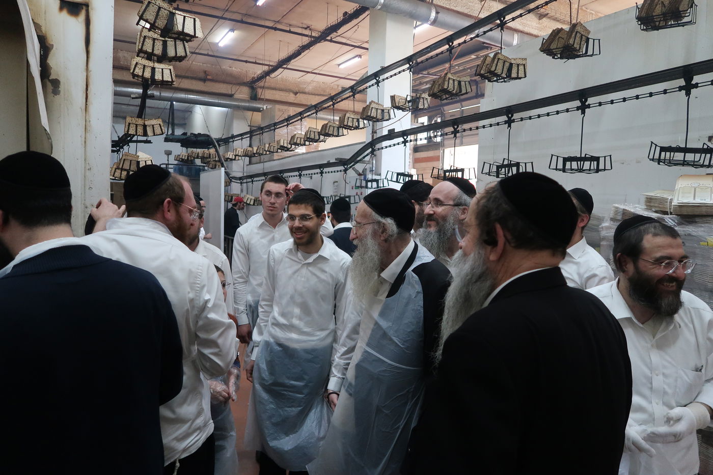 הגאון רבי אליעזר הלוי דינר באפיית מצות חבורה | תיעוד