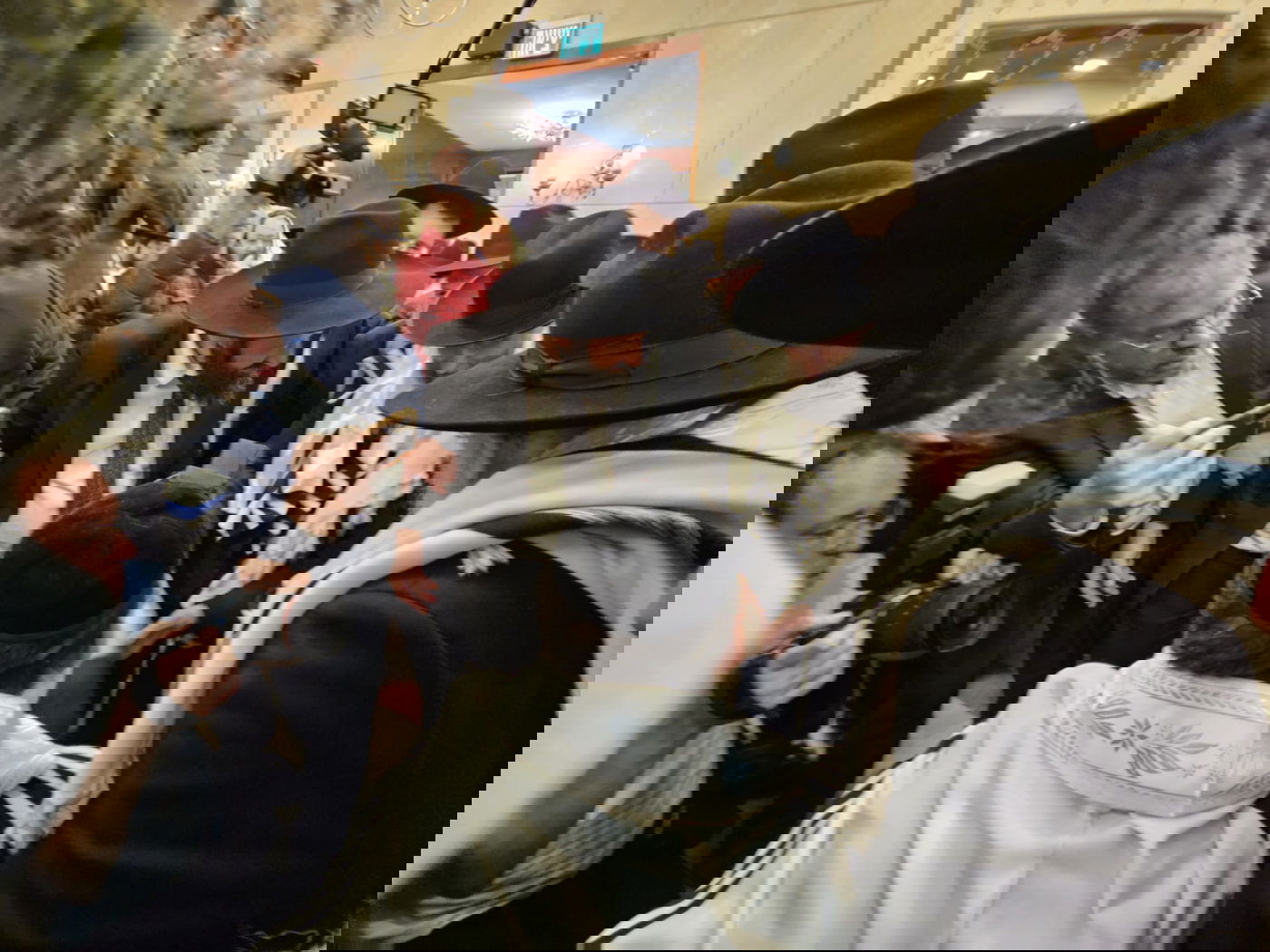 הברית של משפחת פאלי: הקהל געה בבכי בעת קריאת השם לתינוק • תיעוד מרטיט