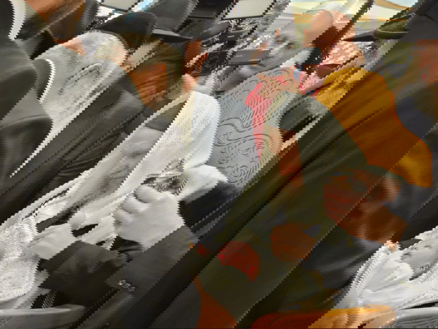 הברית של משפחת פאלי: הקהל געה בבכי בעת קריאת השם לתינוק • תיעוד מרטיט