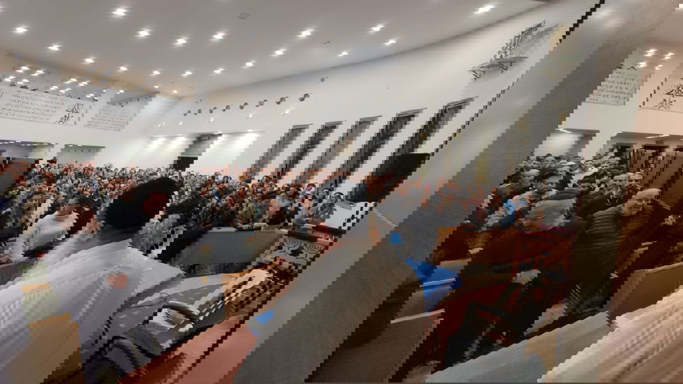 לראשונה בחייו: הרב יגאל כהן התפלל בקבר רחל | תיעוד