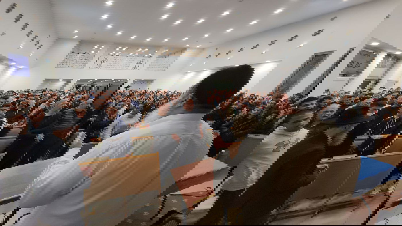 לראשונה בחייו: הרב יגאל כהן התפלל בקבר רחל | תיעוד