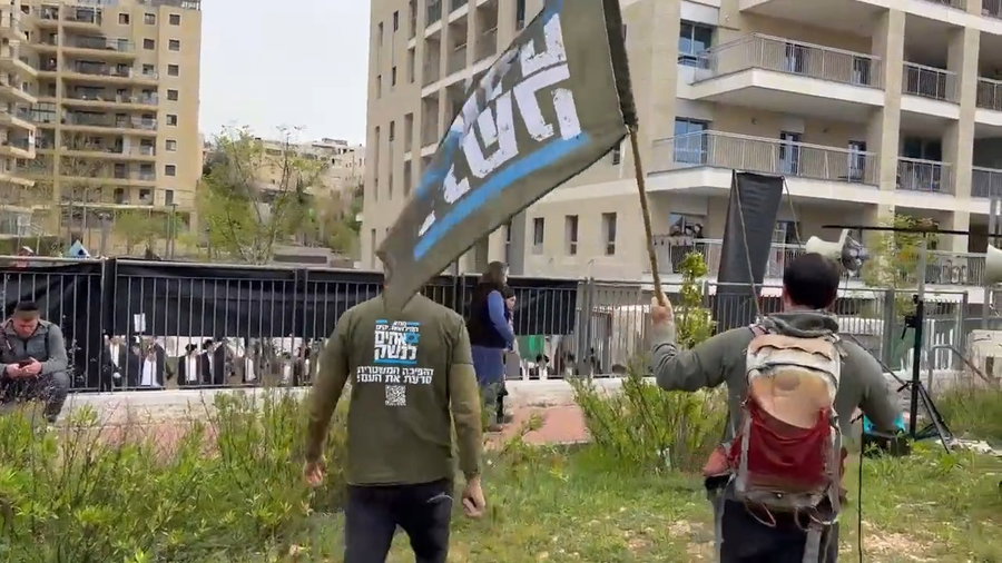 המפגין משליך שטרות כסף