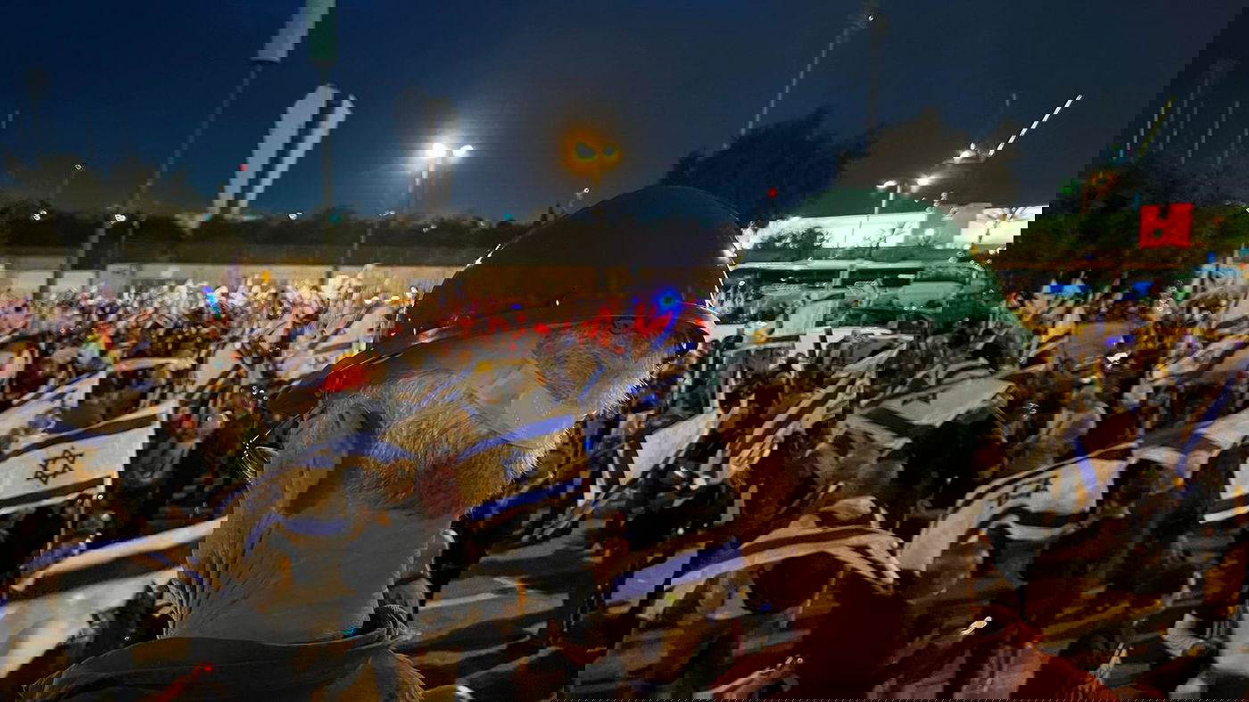 זיקוקים, ביצים ומעצרי קטינים: סיכום ההפגנה הערב בבני ברק • צפו