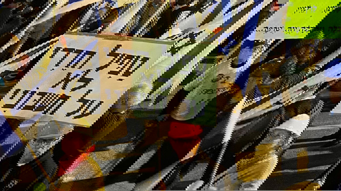 זיקוקים, ביצים ומעצרי קטינים: סיכום ההפגנה הערב בבני ברק • צפו