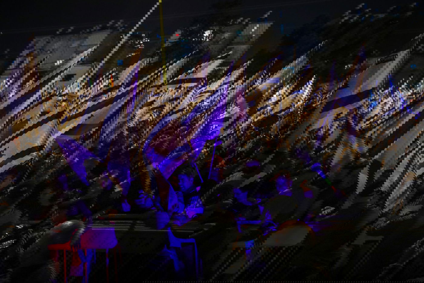 זיקוקים, ביצים ומעצרי קטינים: סיכום ההפגנה הערב בבני ברק • צפו