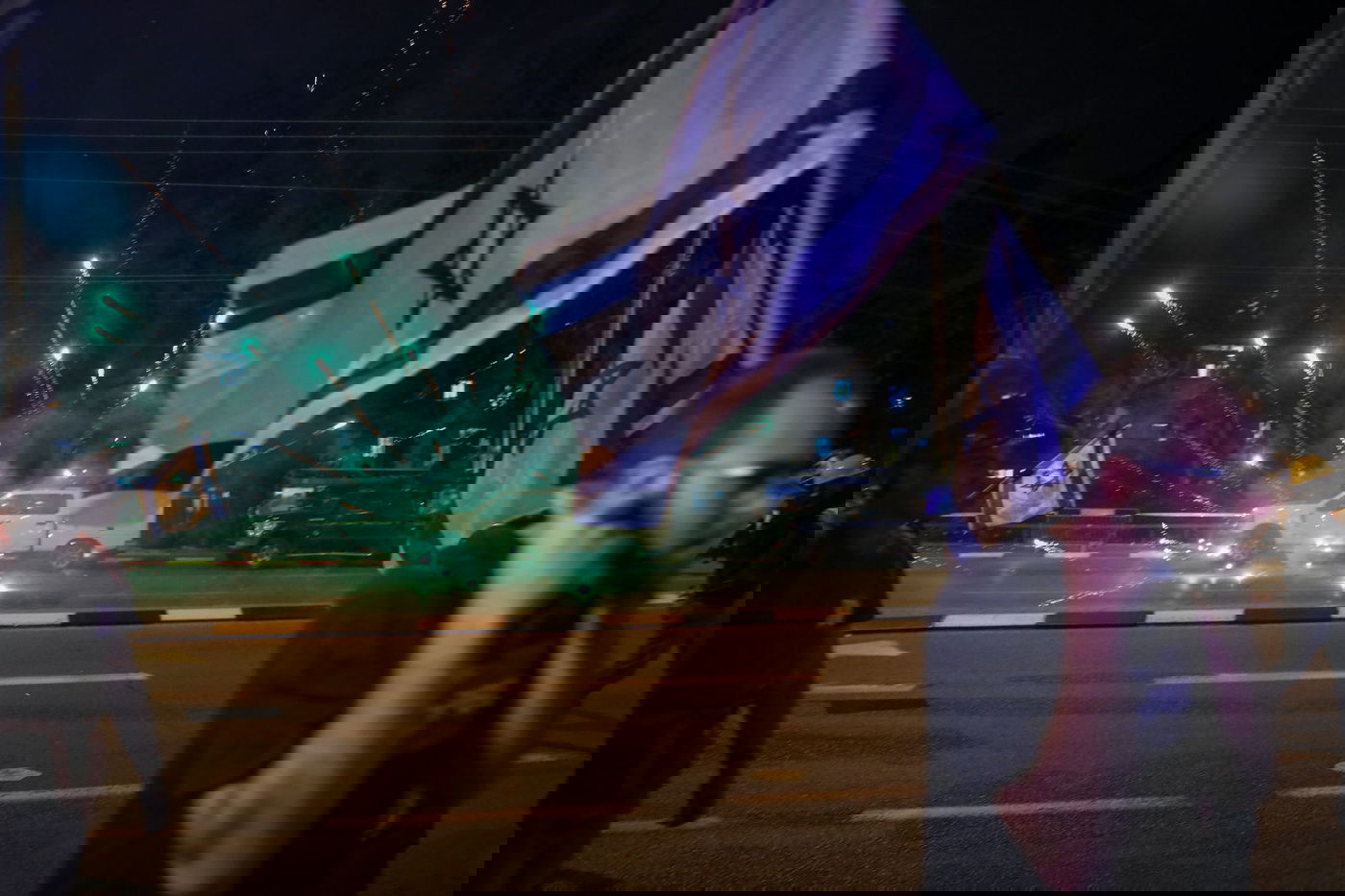 זיקוקים, ביצים ומעצרי קטינים: סיכום ההפגנה הערב בבני ברק • צפו