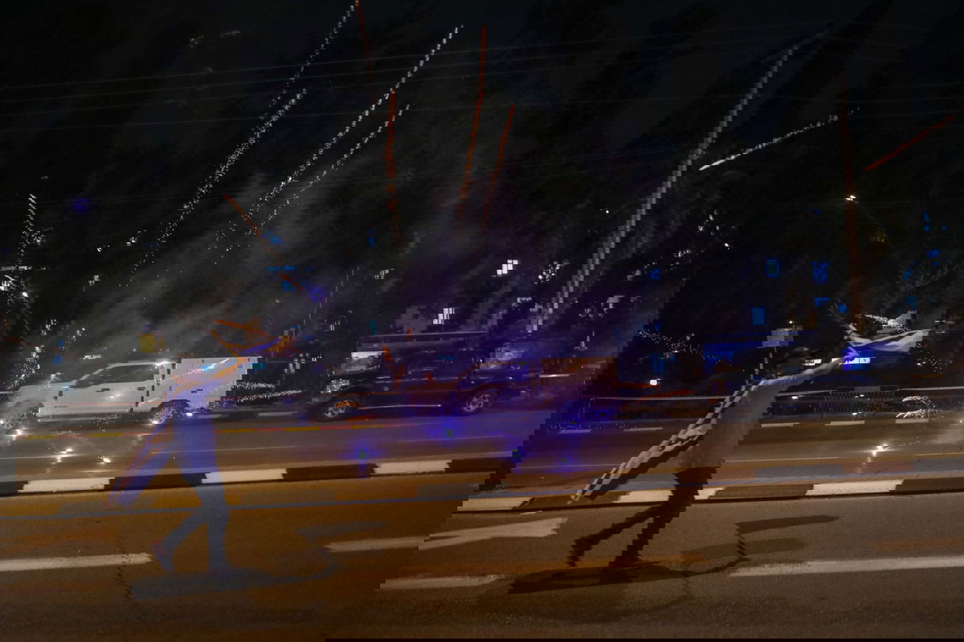 זיקוקים, ביצים ומעצרי קטינים: סיכום ההפגנה הערב בבני ברק • צפו