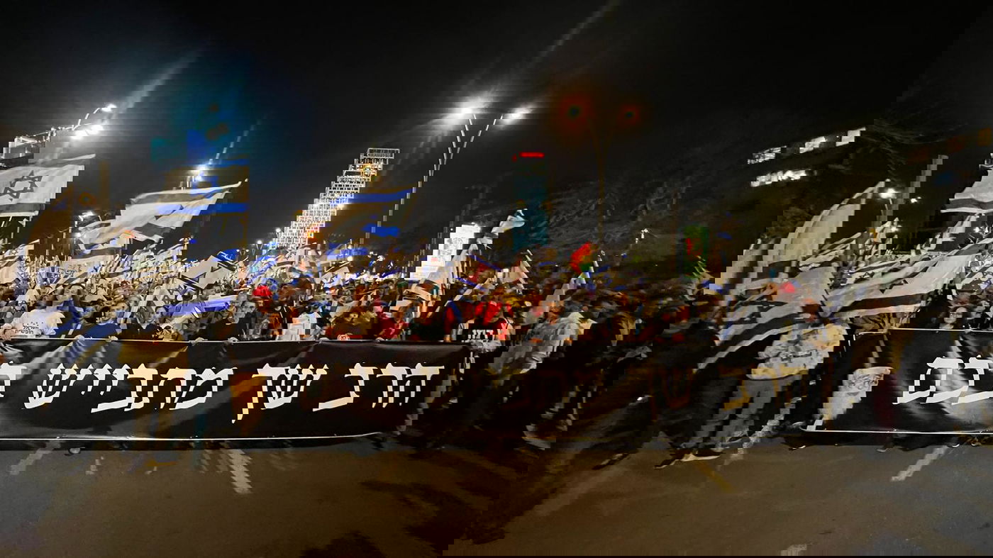 זיקוקים, ביצים ומעצרי קטינים: סיכום ההפגנה הערב בבני ברק • צפו