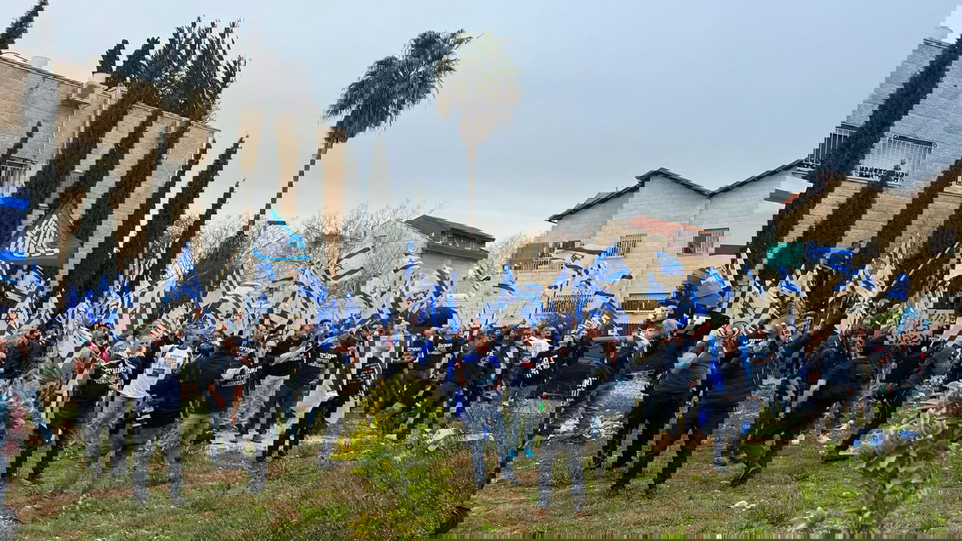 עשרות מפגינים הפתיעו את אריה דרעי בביתו החדש