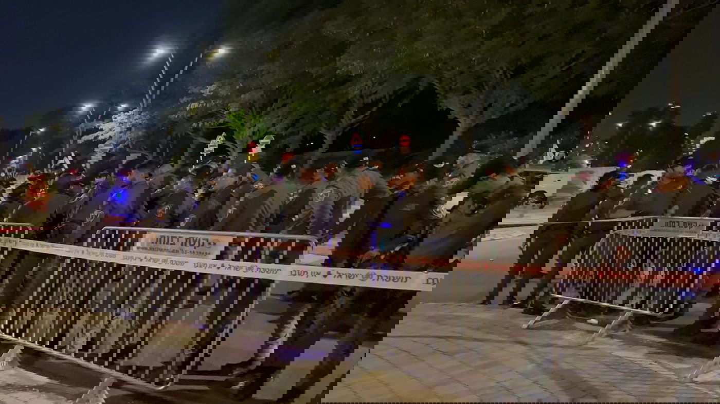 אלפי מפגיני צעדת השמאל החלו לצעוד לבני ברק מצויידים בקסדות