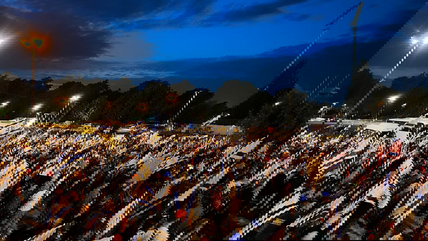 אלפי מפגיני צעדת השמאל החלו לצעוד לבני ברק מצויידים בקסדות