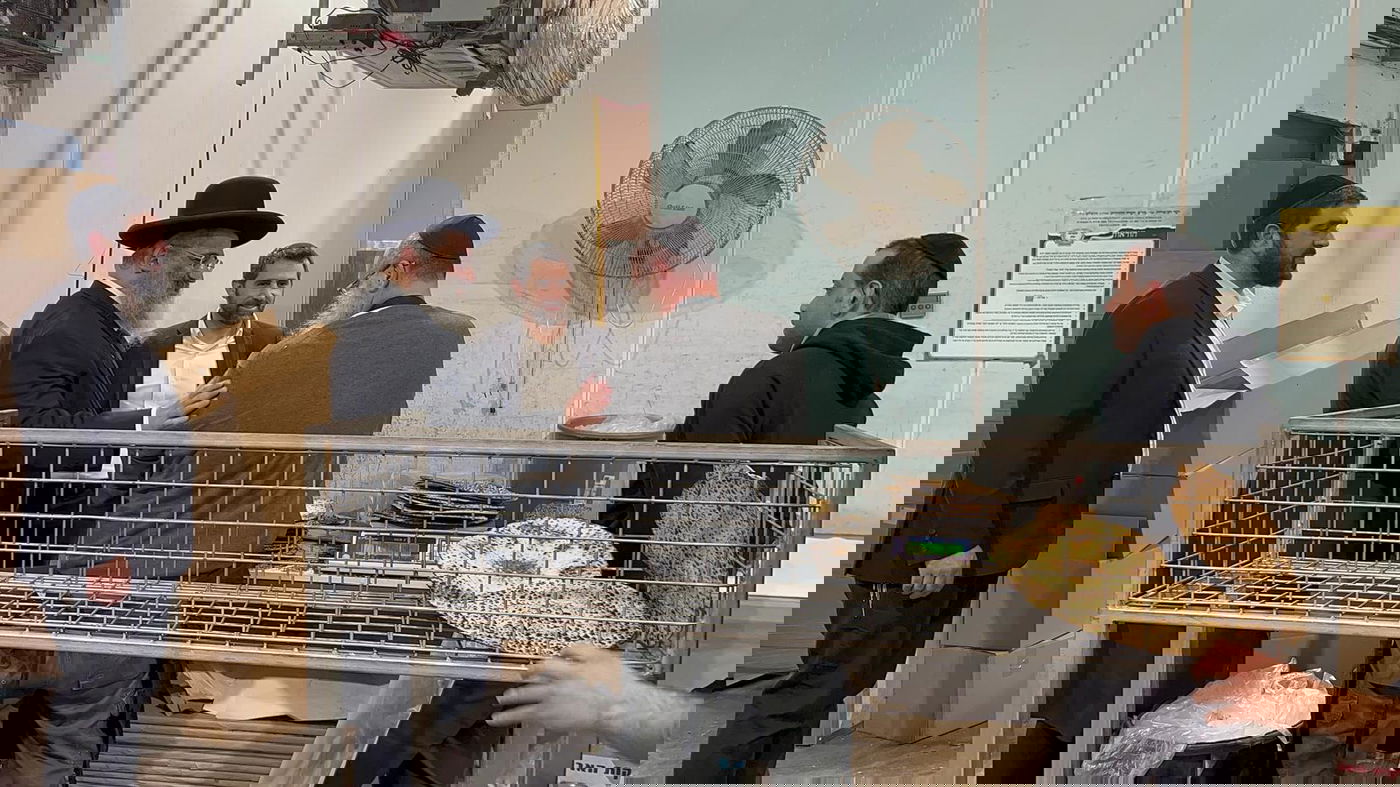 לשם מצוות מצווה: הגר"י אברג'ל סייר במאפיית מצות בנתיבות