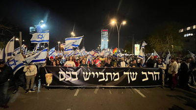 אלפי מפגיני צעדת השמאל החלו לצעוד לבני ברק מצויידים בקסדות