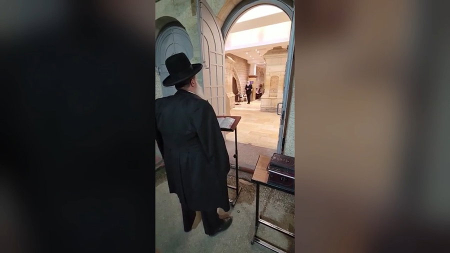 הרב יגאל כהן בקבר רחל